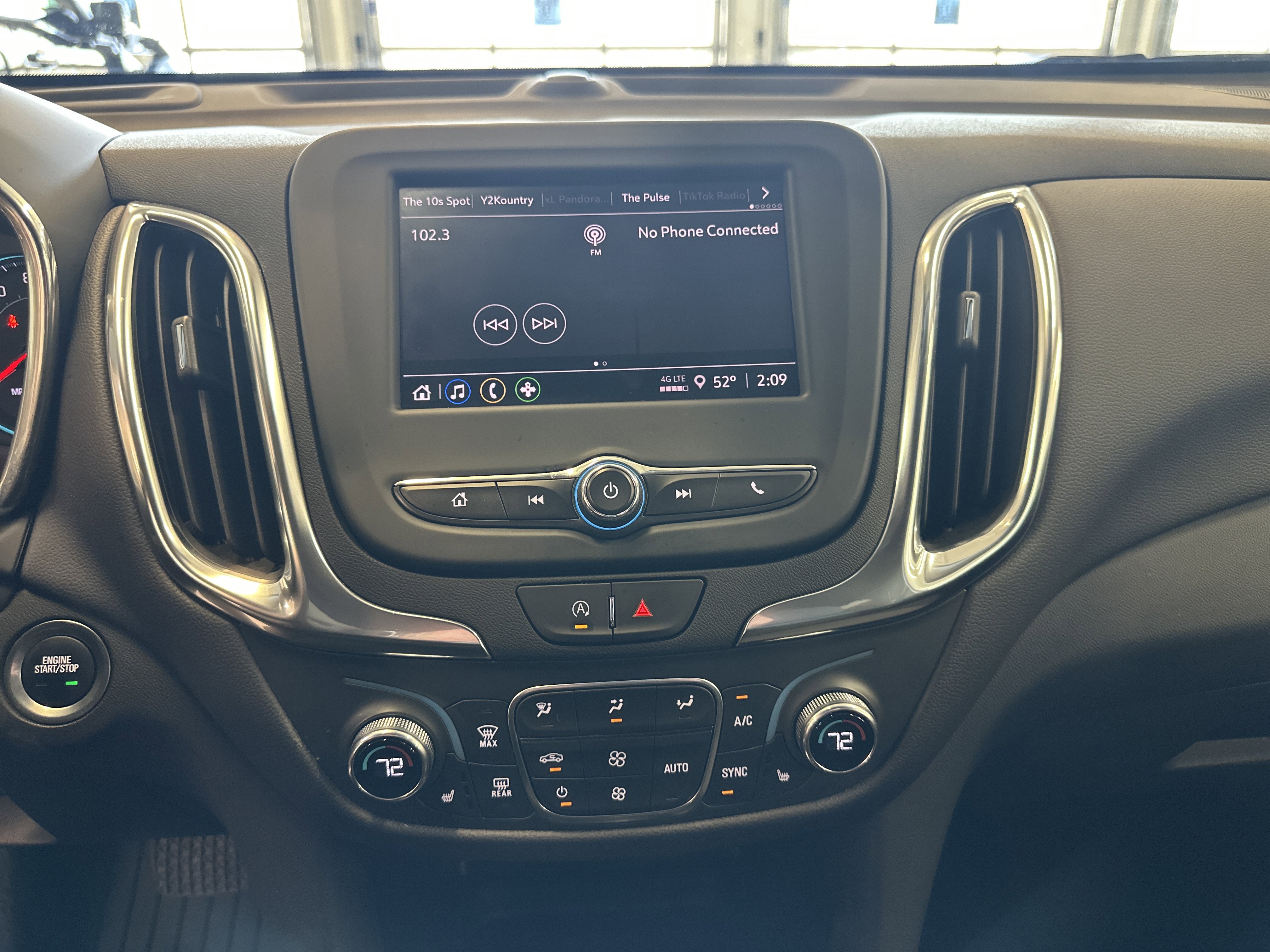Used 2024 Chevrolet Equinox LT FWD image 3