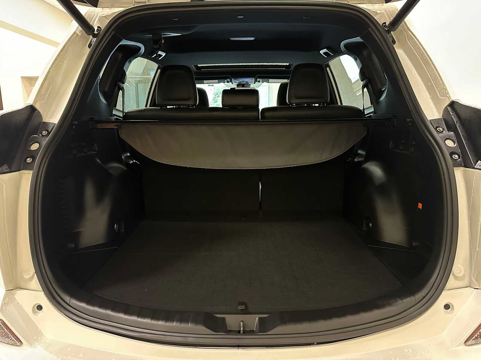 Used 2017 Toyota RAV4 SE w/ Advanced Technology Package image 33