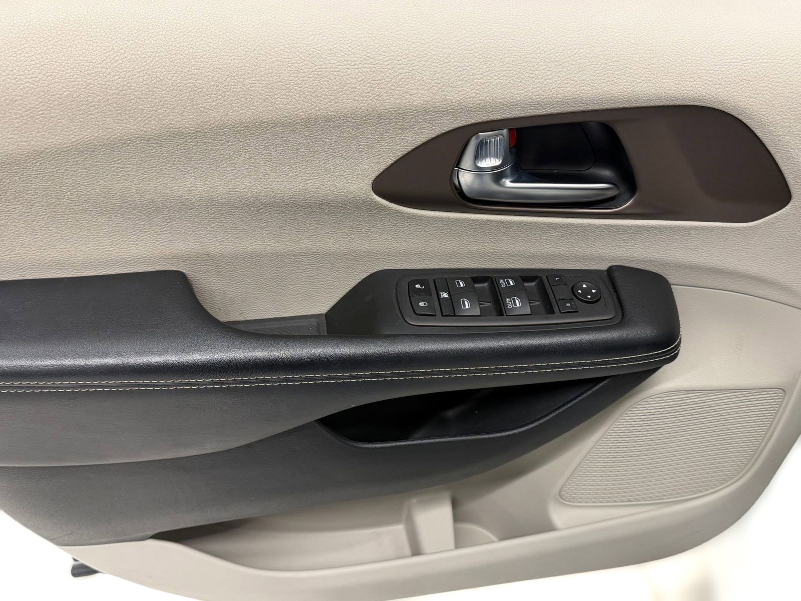 Used 2023 Chrysler Voyager LX image 9