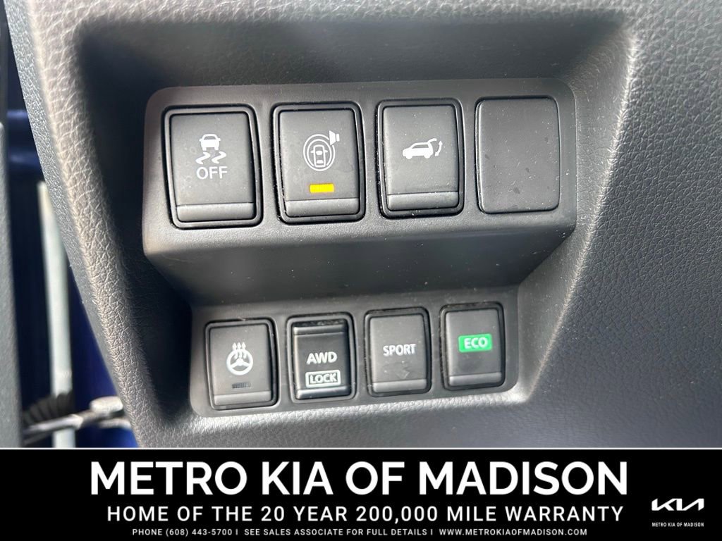 Used 2017 Nissan Rogue SL w/ SL Premium Package image 16