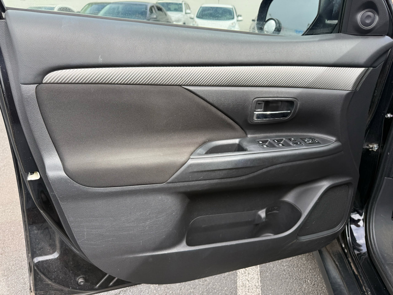 Used 2016 Mitsubishi Outlander SE image 10