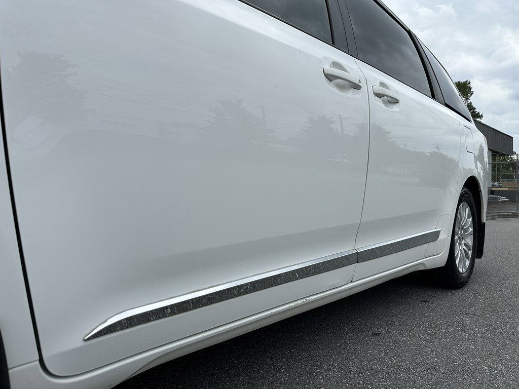 Used 2013 Toyota Sienna XLE image 9
