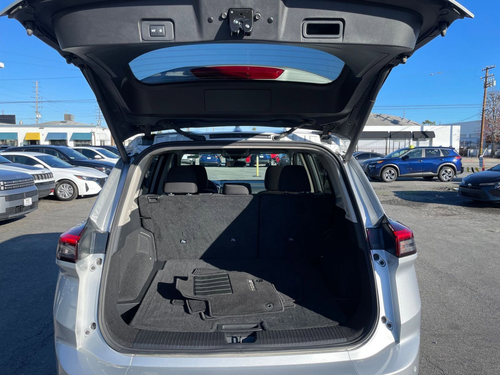 Used 2025 Nissan Rogue SV image 31