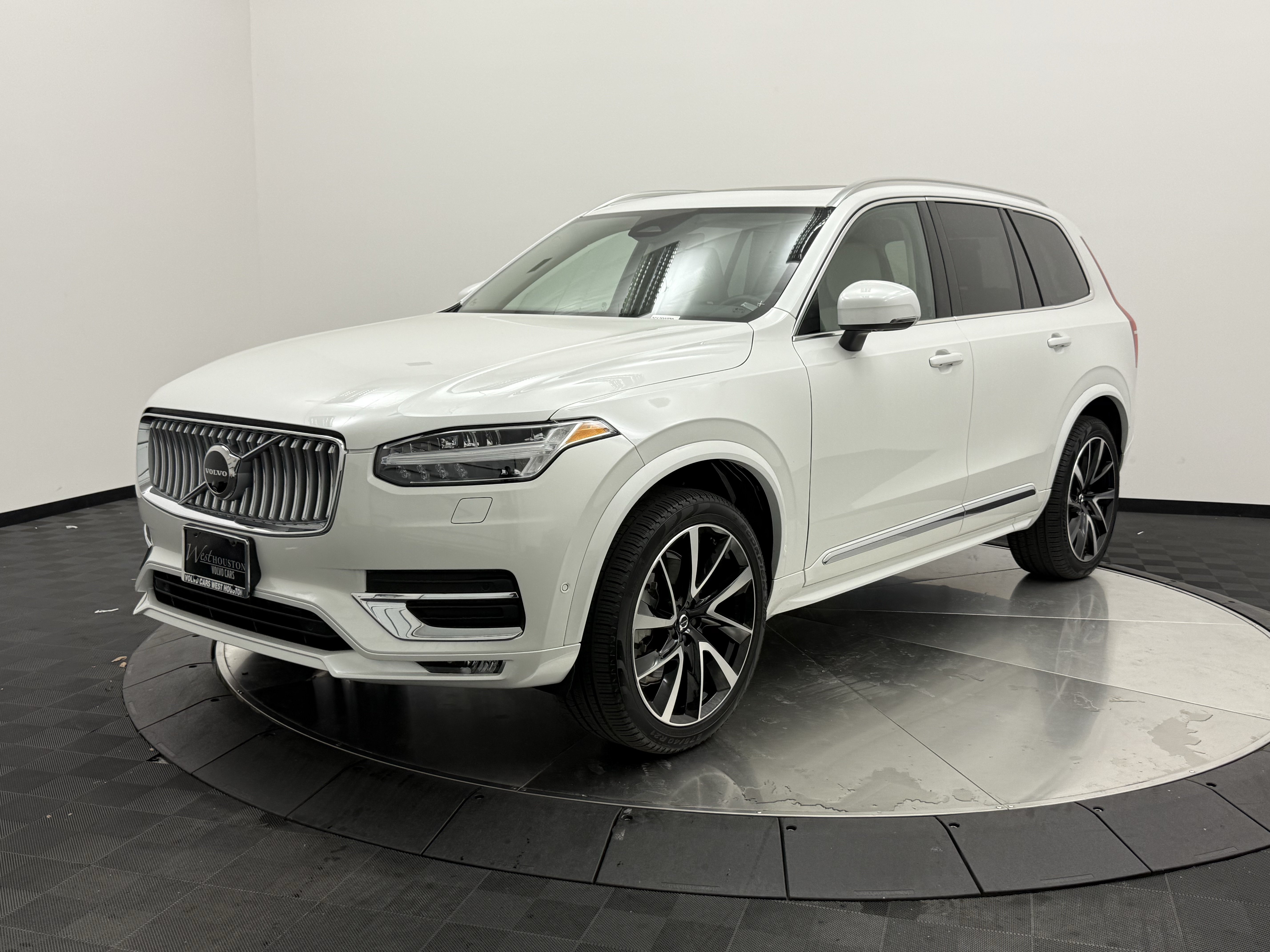 Certified 2025 Volvo XC90 B5 Plus w/ Protection Package Premier AWD/4WD image 3