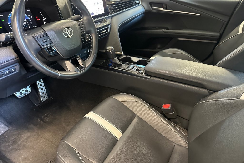 Used 2025 Toyota Camry SE FWD image 4