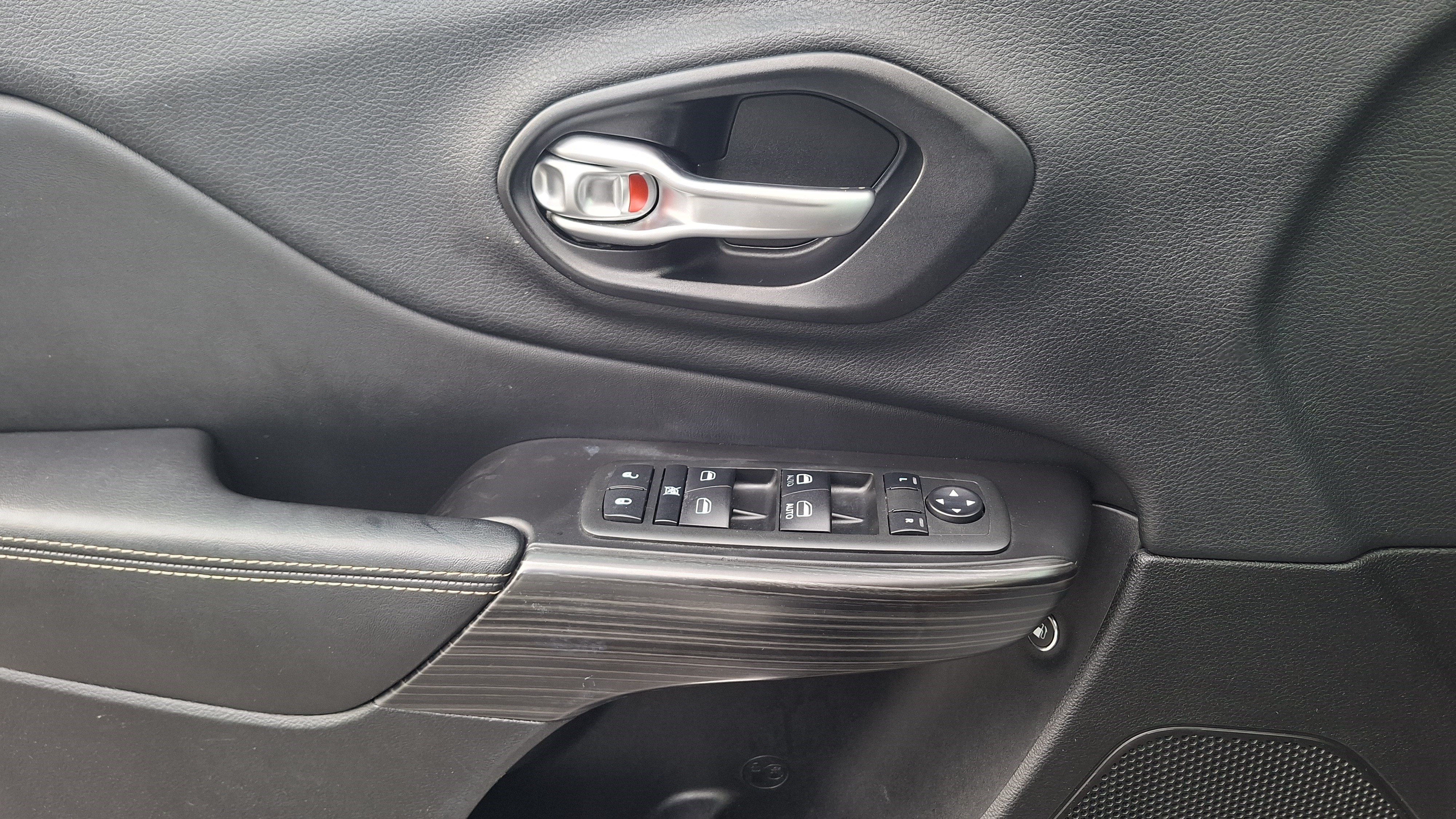Used 2014 Jeep Cherokee Limited FWD image 17