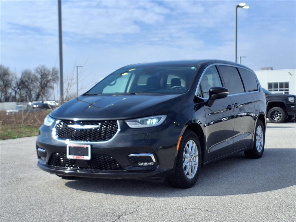 Used 2023 Chrysler Pacifica Touring-L image 9