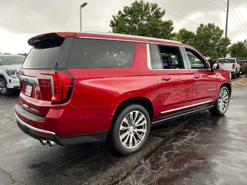 Used 2022 GMC Yukon XL Denali w/ Denali Ultimate Package AWD/4WD image 7