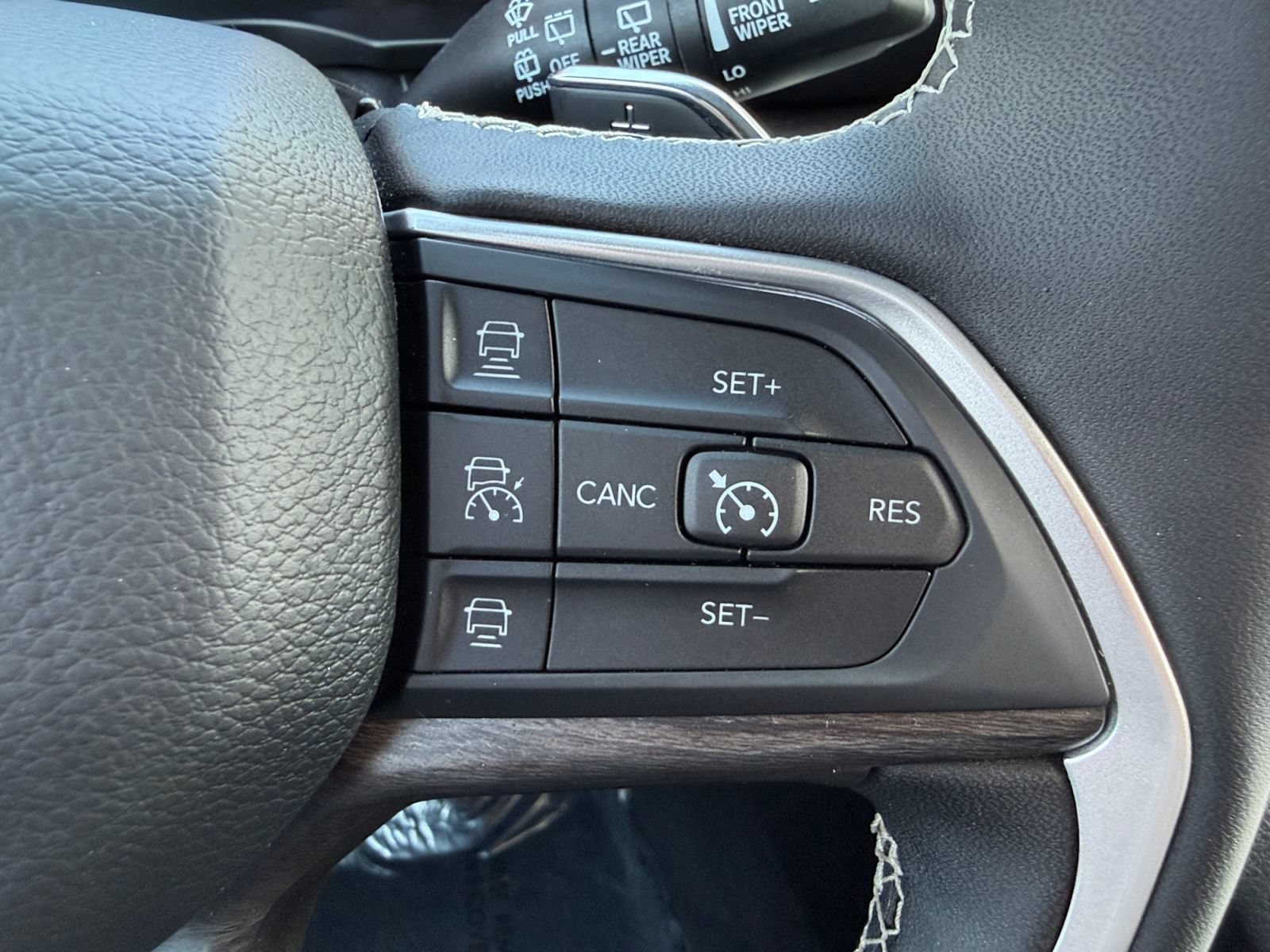 Used 2025 Jeep Grand Cherokee Limited w/ Black Appearance Package AWD/4WD image 25