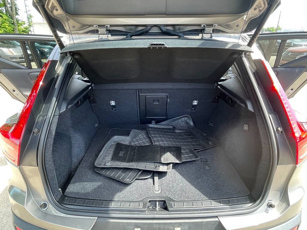 Used 2022 Volvo XC40 T4 Momentum FWD image 25
