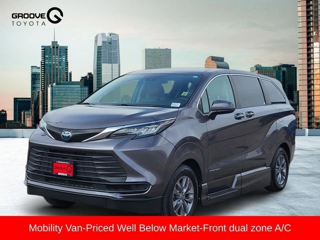 Used 2023 Toyota Sienna LE image 1