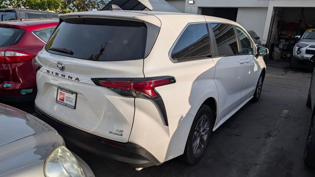 Used 2021 Toyota Sienna LE FWD image 3