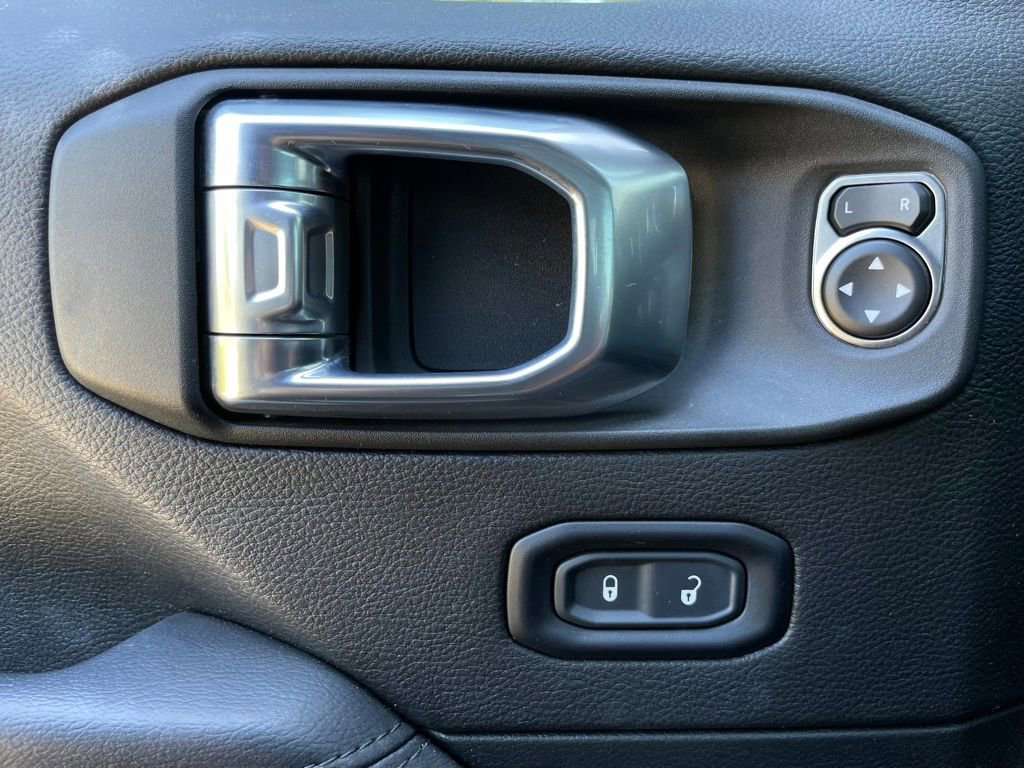 Used 2021 Jeep Wrangler Unlimited Sahara AWD/4WD image 12