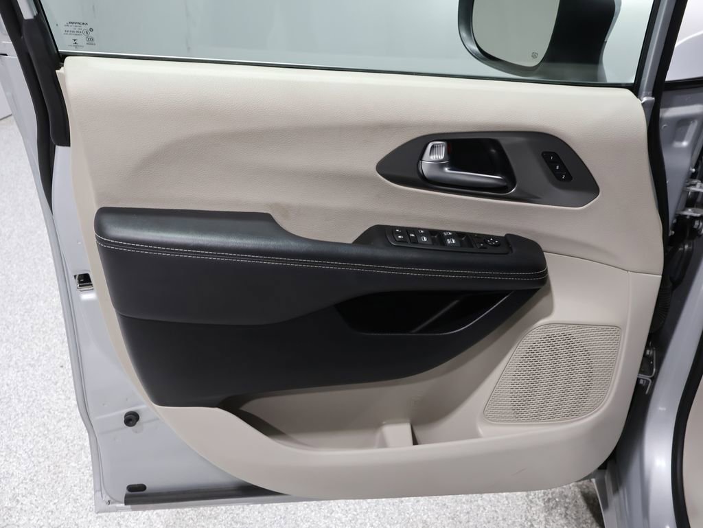 Used 2023 Chrysler Pacifica Touring-L image 13