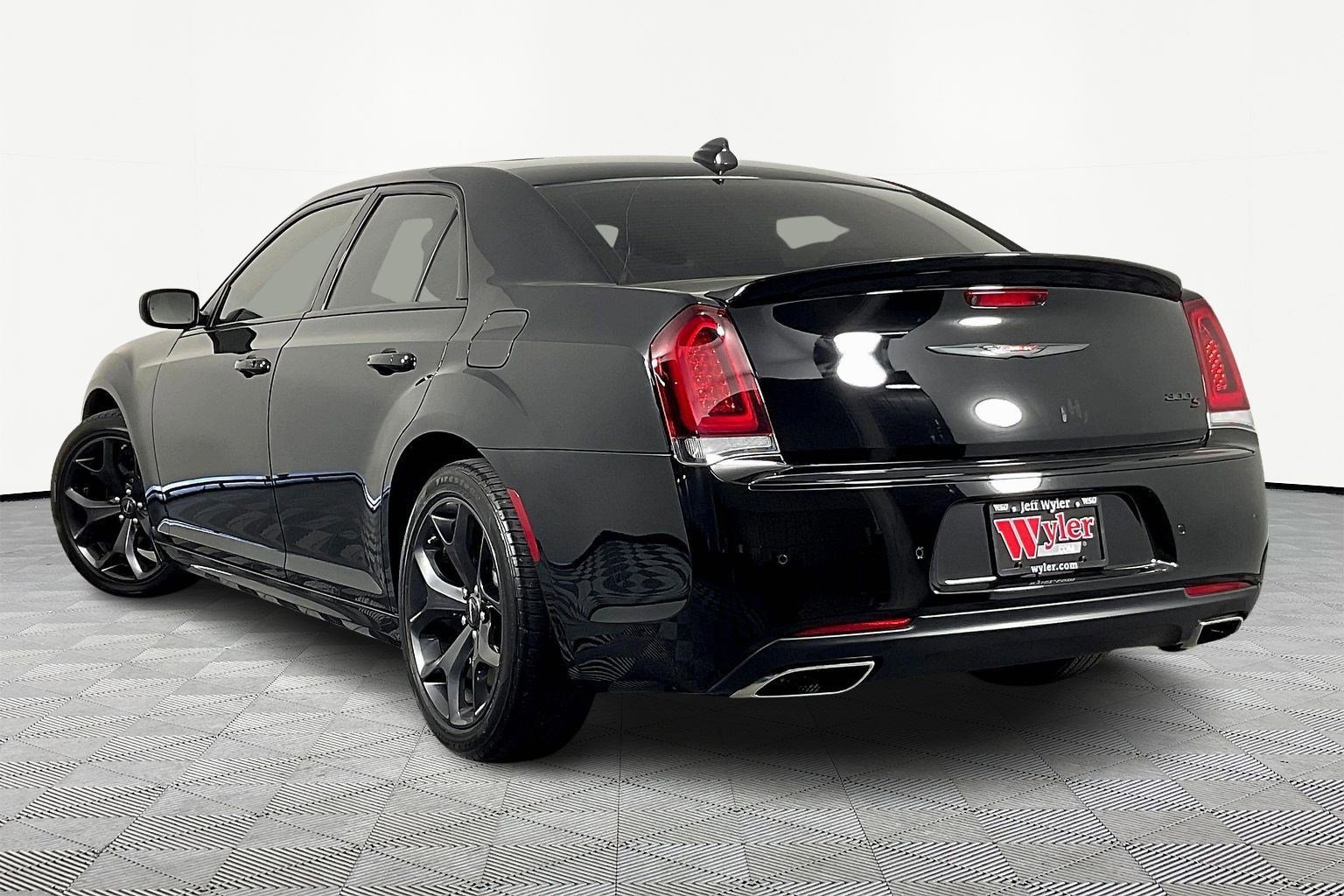 Used 2023 Chrysler 300 S w/ Comfort Group image 4