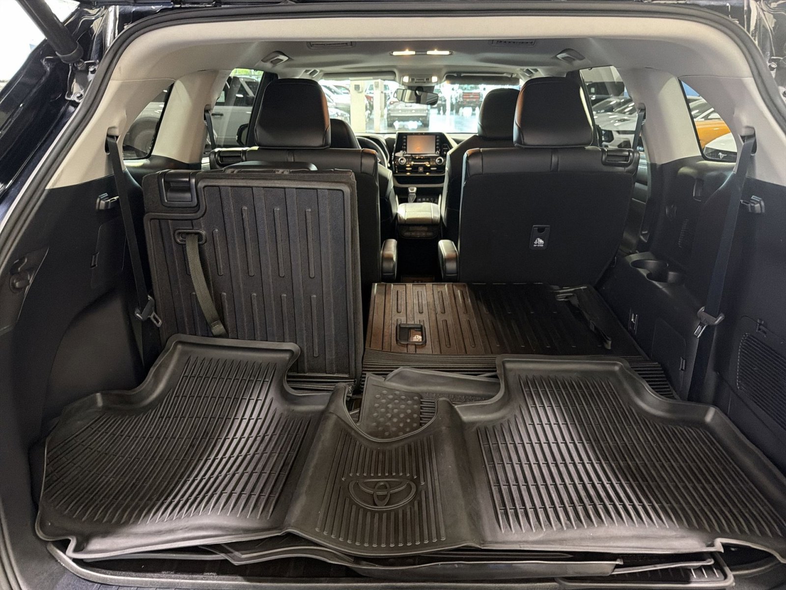 Used 2021 Toyota Highlander XLE AWD/4WD image 32