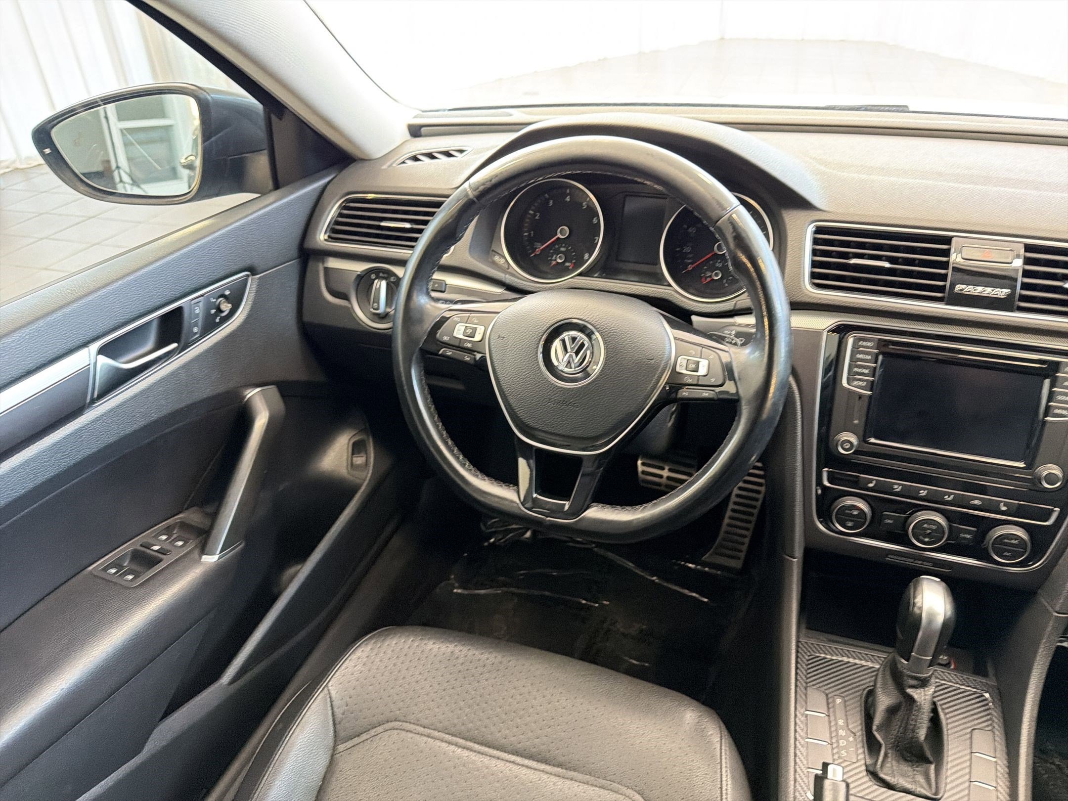 Used 2018 Volkswagen Passat 2.0T R-Line image 25