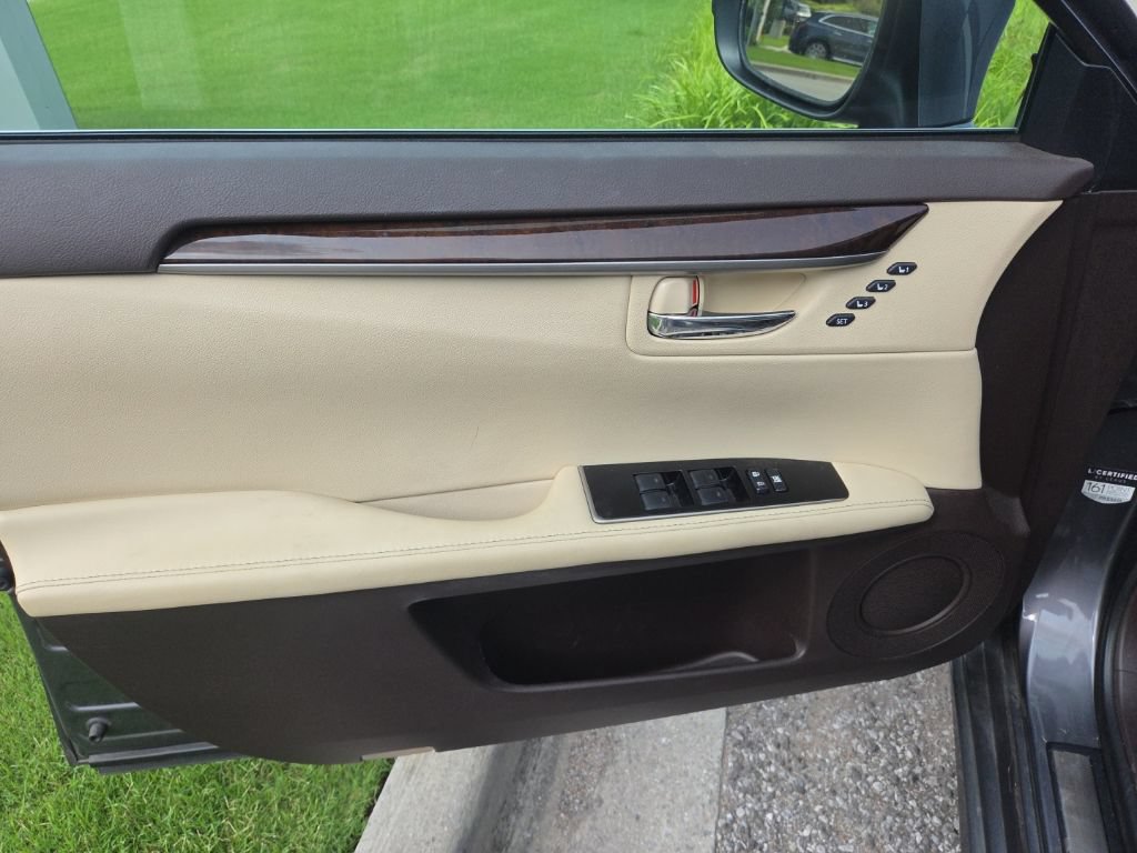 Used 2016 Lexus ES 350 w/ Premium Package w/Wood Trim FWD image 28