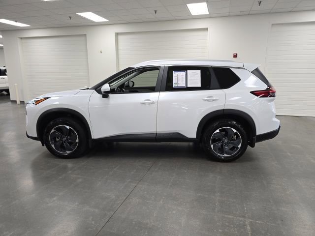 Used 2024 Nissan Rogue SV w/ SV Premium Package FWD image 3