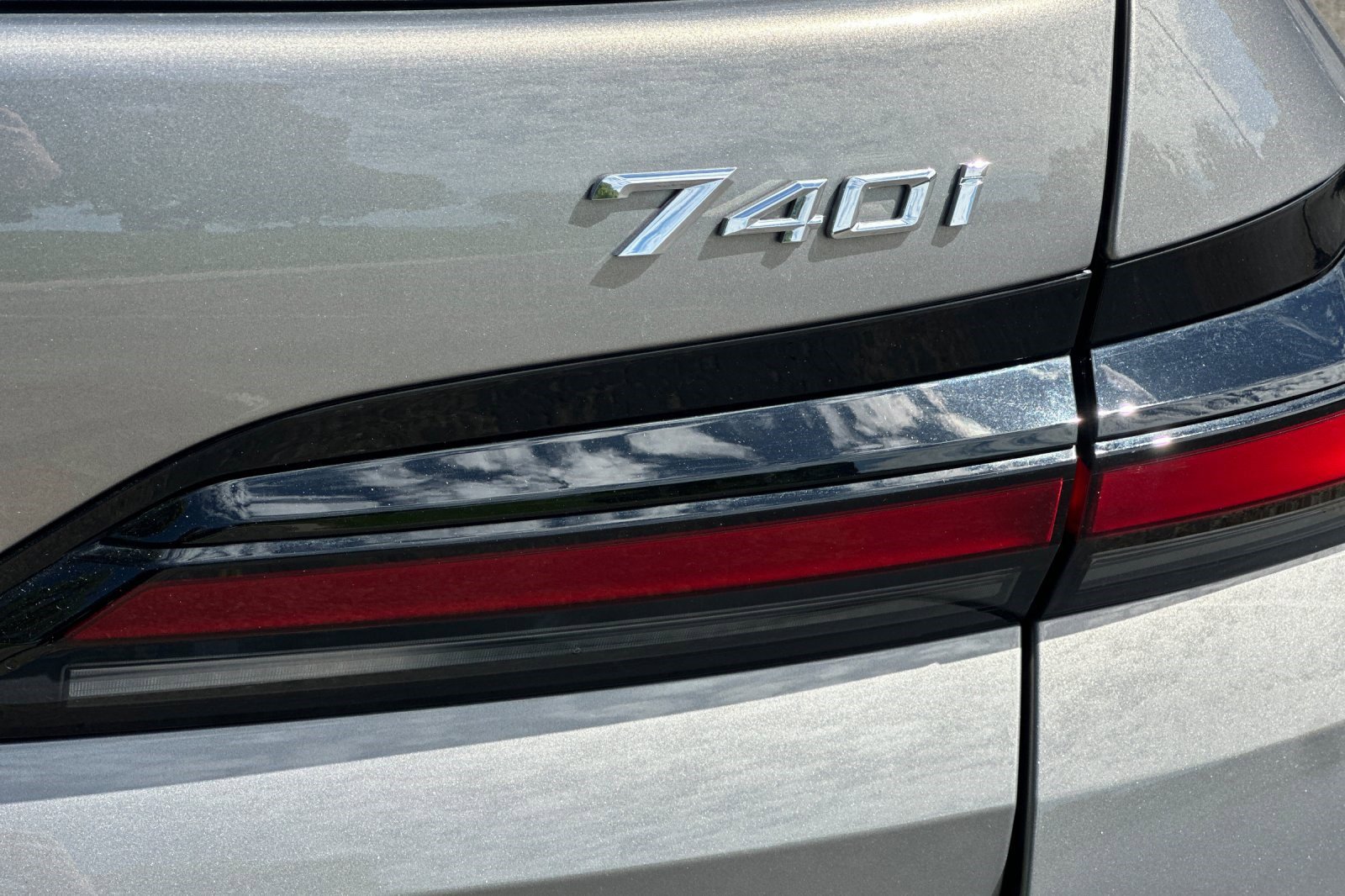 Certified 2025 BMW 740i w/ Premium Package image 37