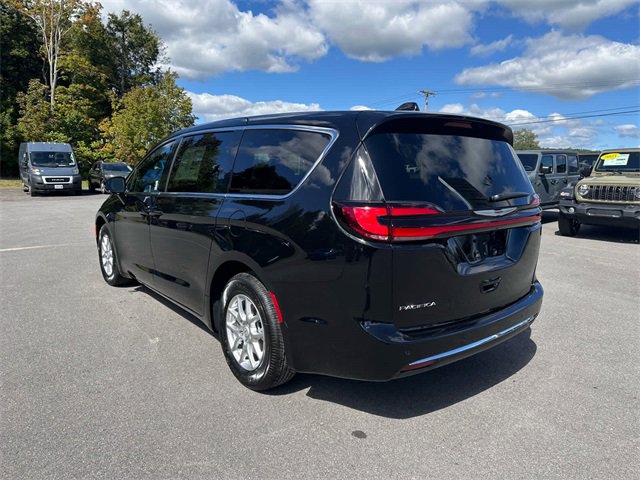 New 2026 Chrysler Pacifica Select image 3