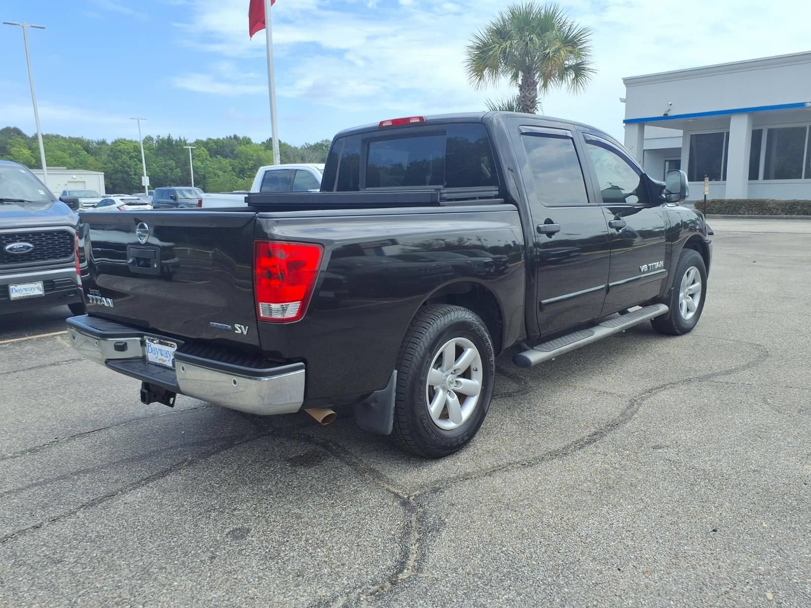 Used 2014 Nissan Titan SV w/ SV Value Truck Package RWD image 2
