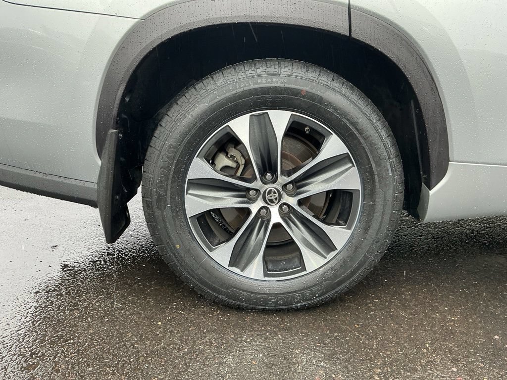 Used 2020 Toyota Highlander XLE AWD/4WD image 8