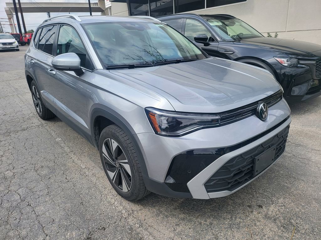 Used 2025 Volkswagen Taos SE AWD/4WD image 2