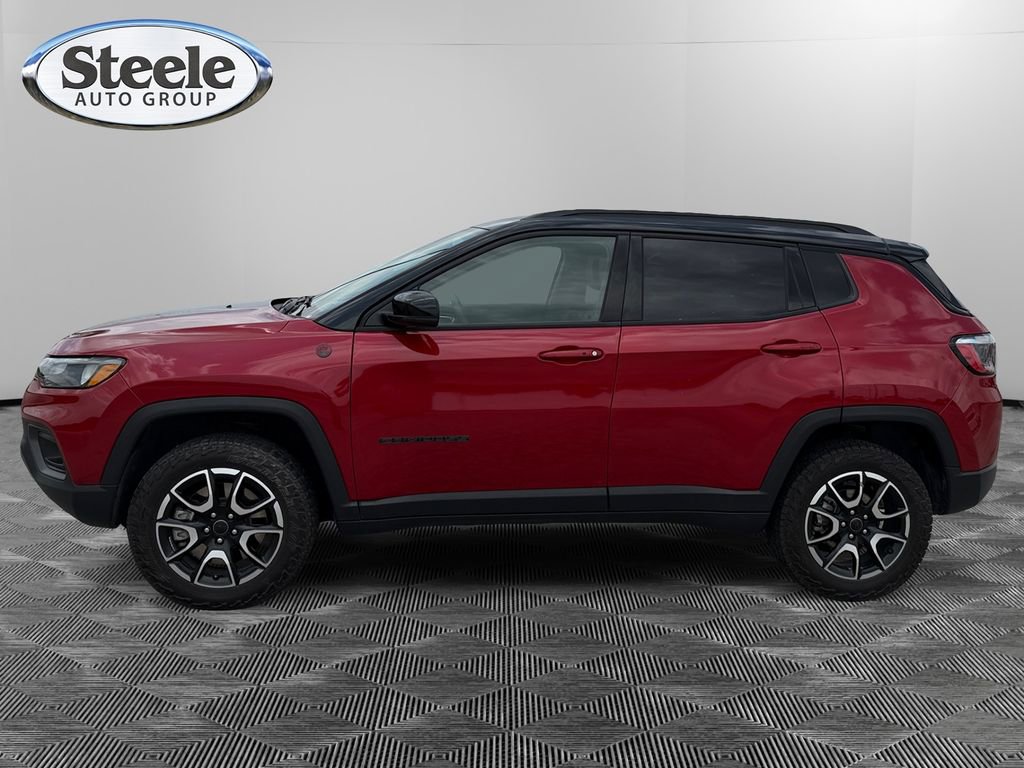 Used 2025 Jeep Compass Trailhawk AWD/4WD image 2
