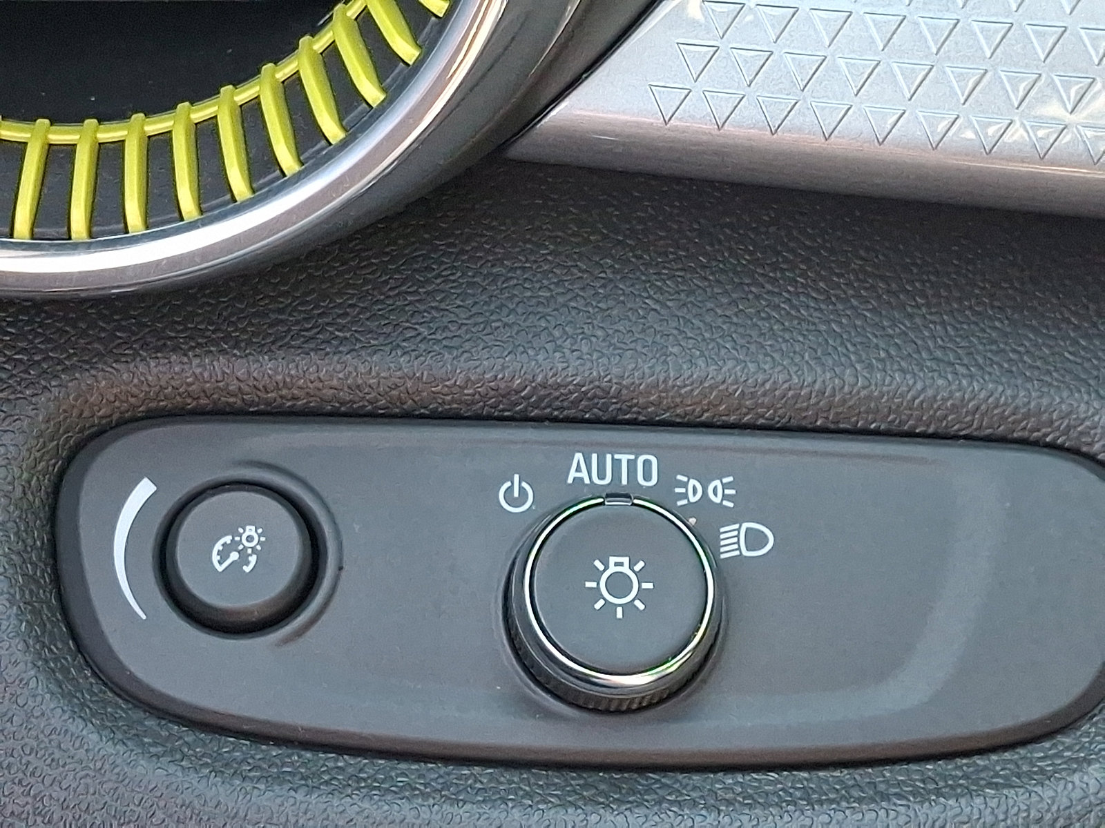 Certified 2025 Chevrolet Trax LT image 23