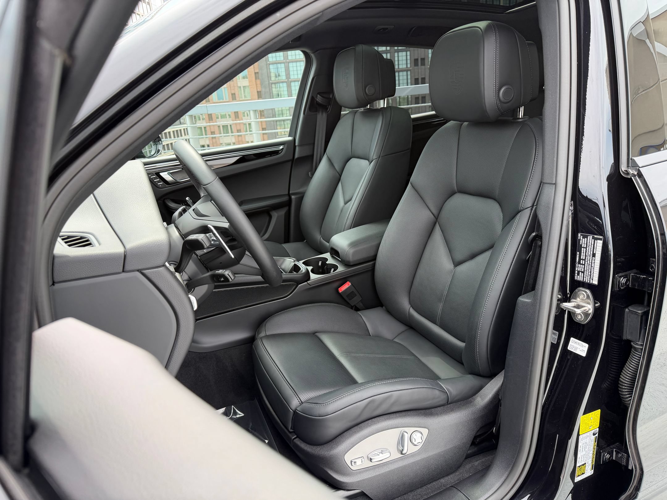 Certified 2026 Porsche Macan AWD/4WD image 5