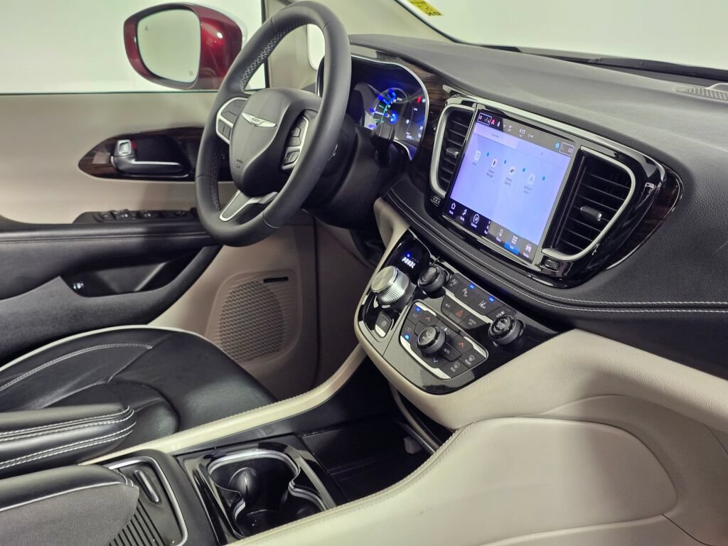 Used 2022 Chrysler Pacifica Limited w/ Uconnect Theater Family Group FWD image 47