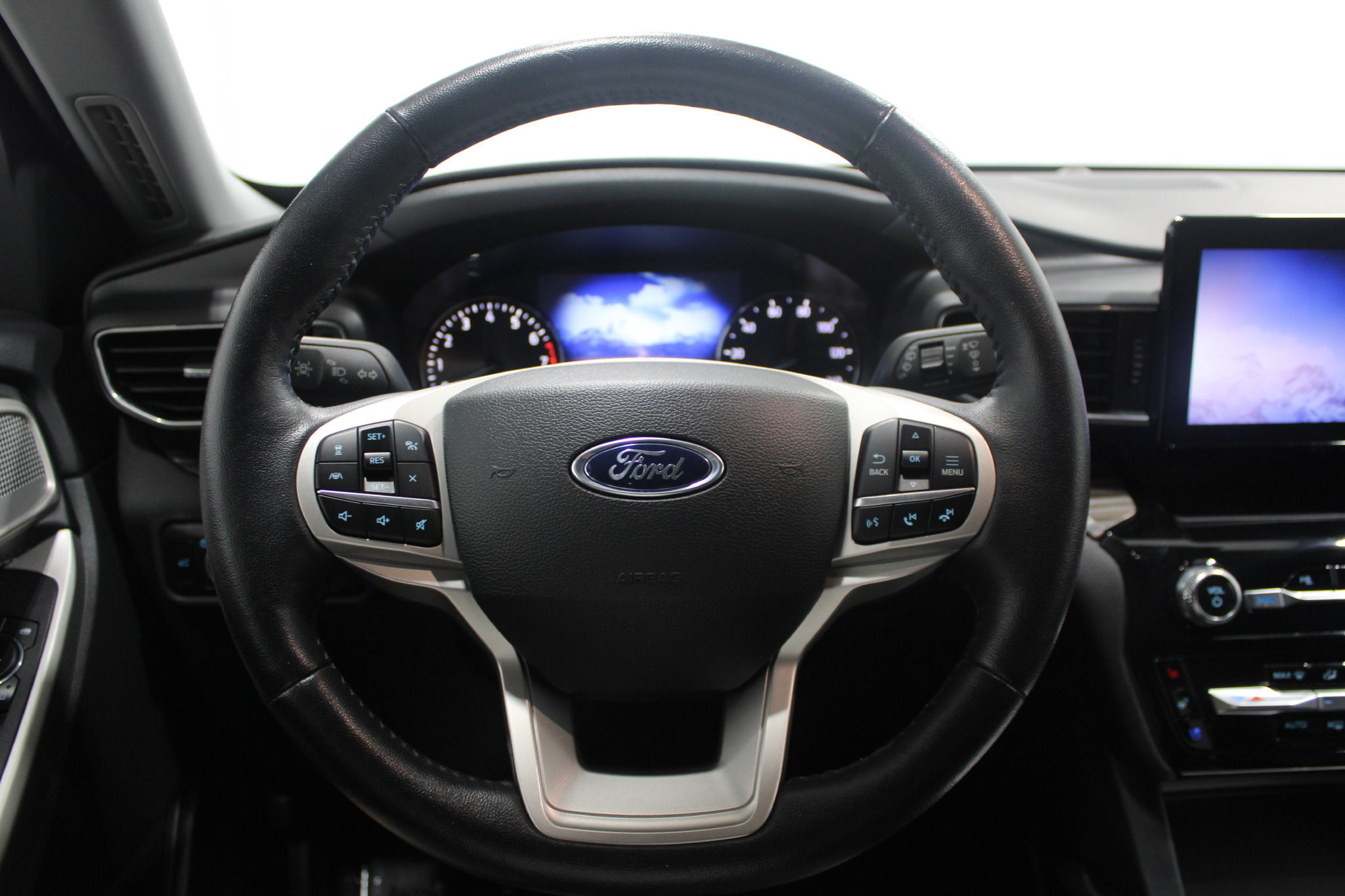 Used 2023 Ford Explorer Limited w/ Equipment Group 301A AWD/4WD image 28