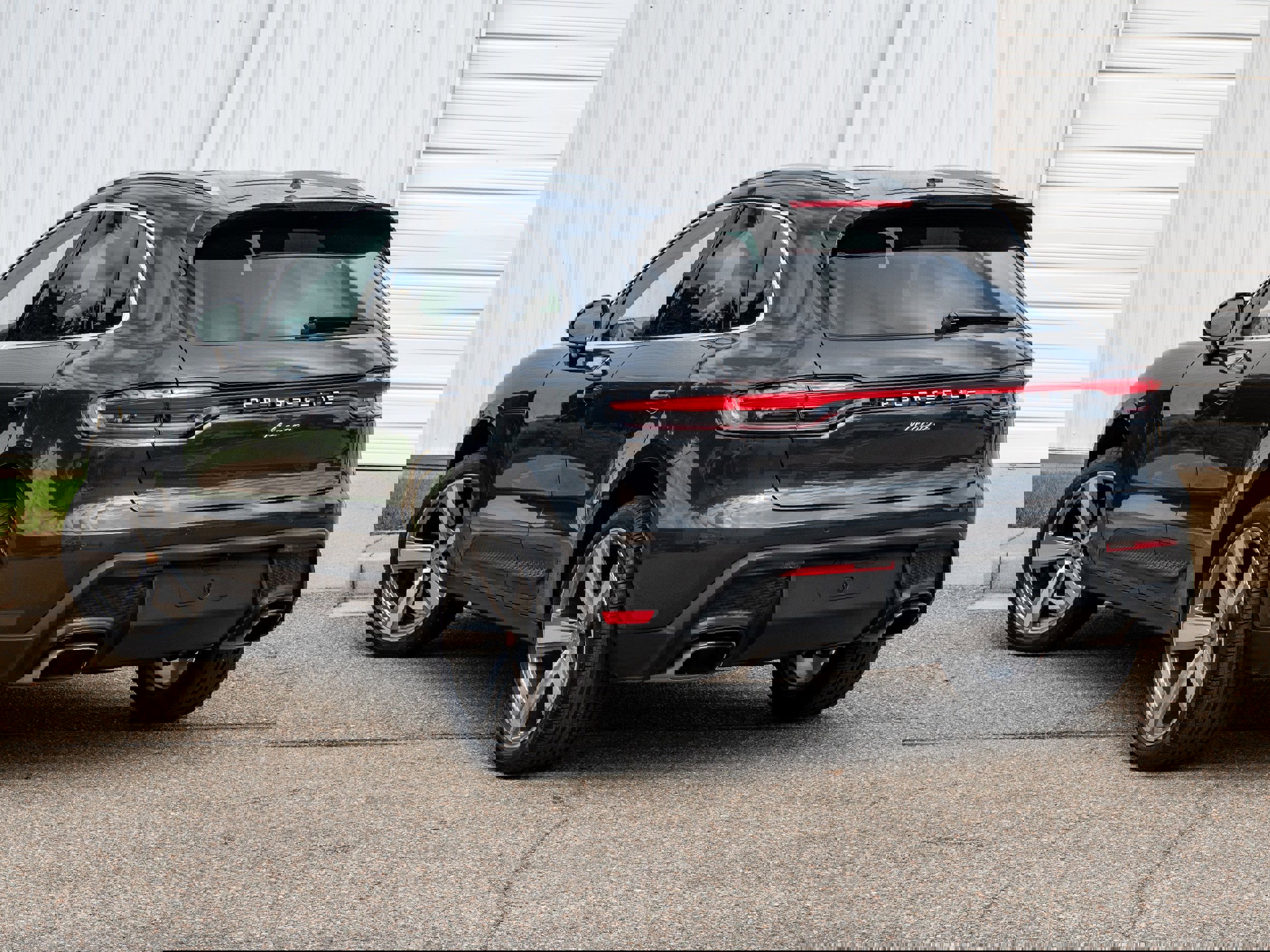 Used 2024 Porsche Macan image 3