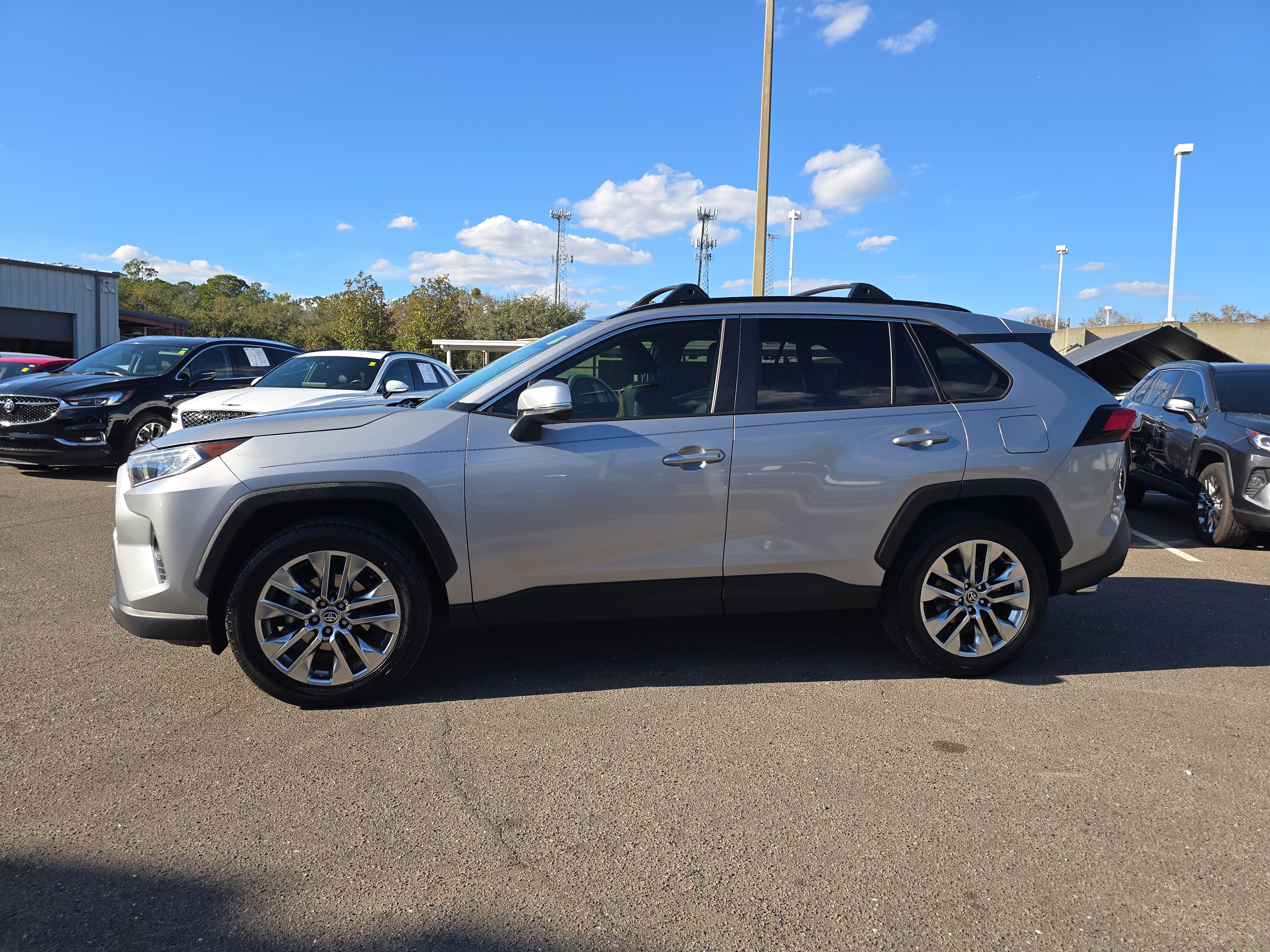Used 2020 Toyota RAV4 XLE Premium image 5