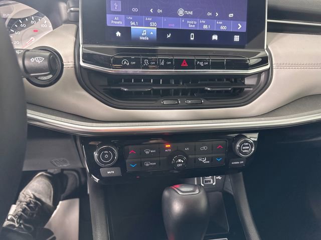 Certified 2025 Jeep Compass Limited image 30