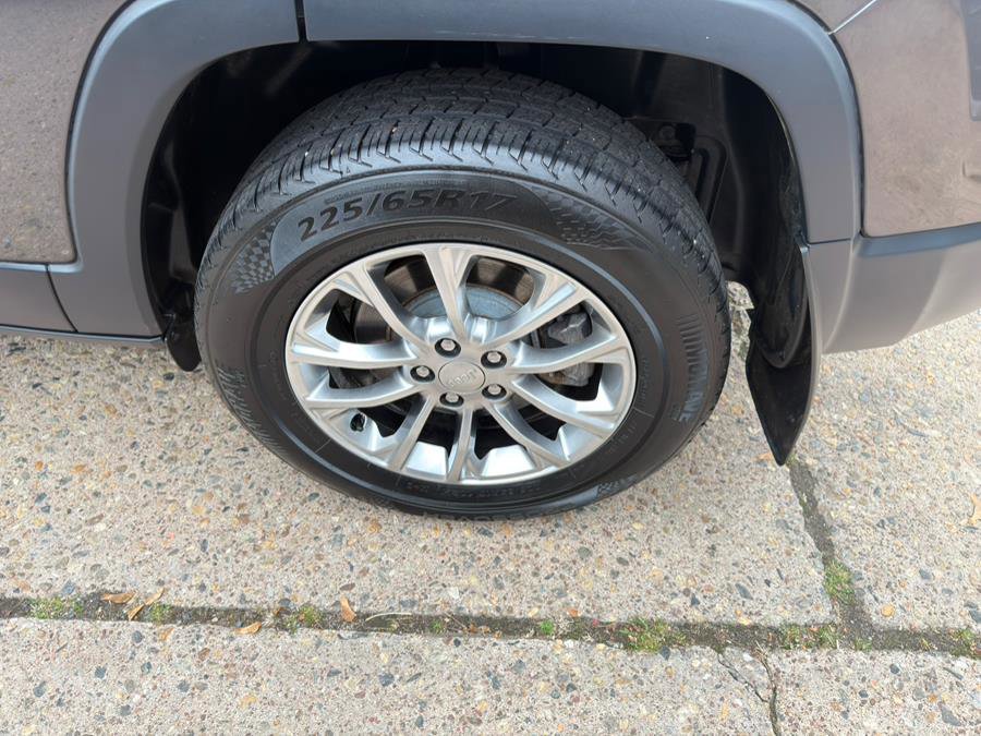 Used 2019 Jeep Cherokee Latitude Plus image 24