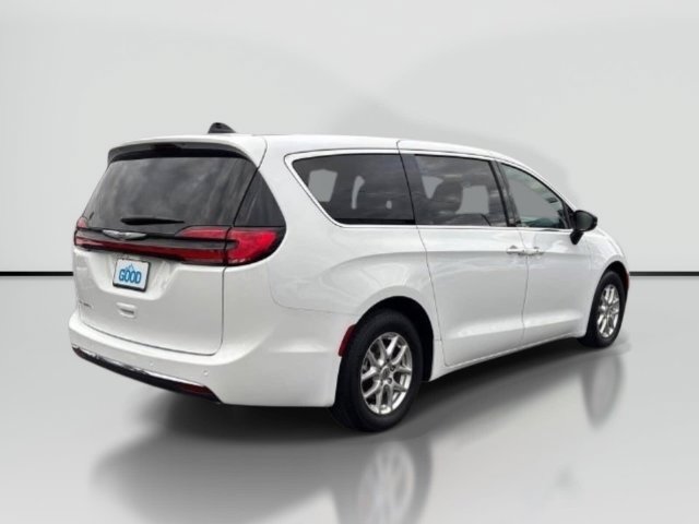 Used 2024 Chrysler Pacifica Touring FWD image 5