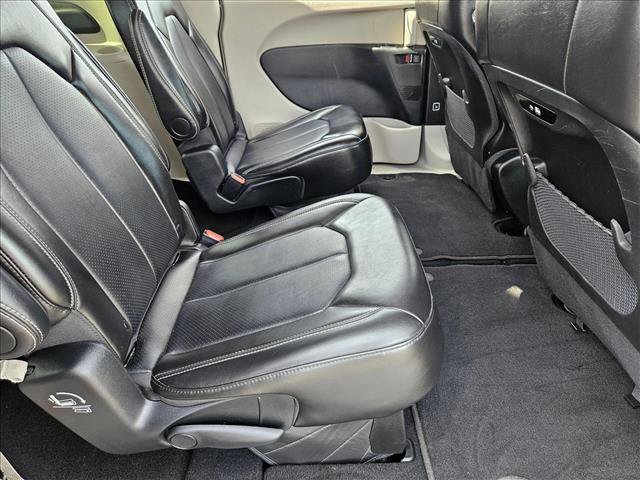 Used 2024 Chrysler Pacifica Touring-L image 19