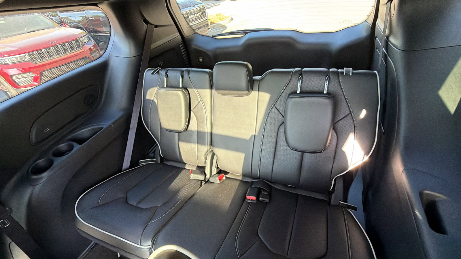 Used 2024 Chrysler Pacifica Premium FWD image 19