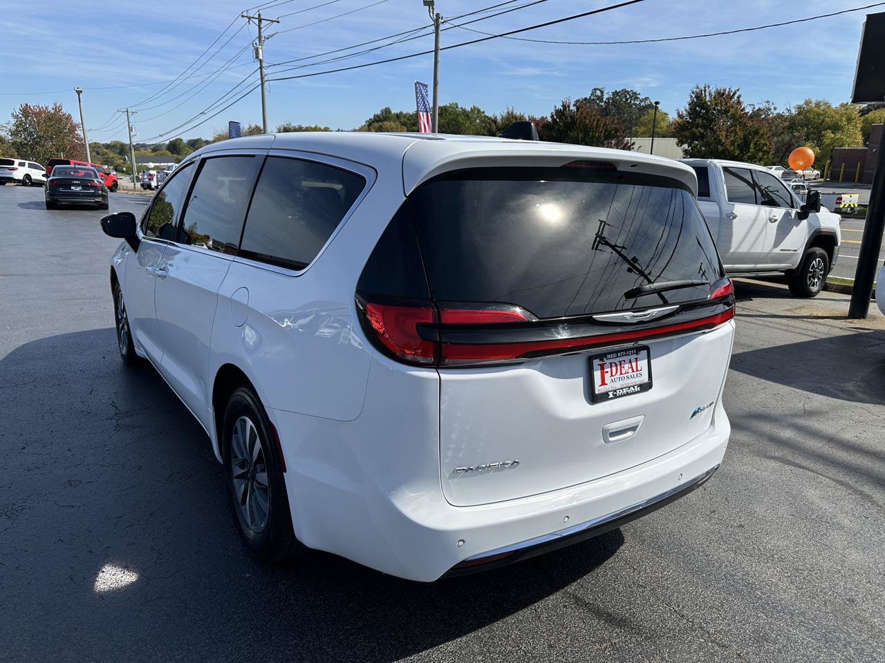Used 2024 Chrysler Pacifica Limited FWD image 2
