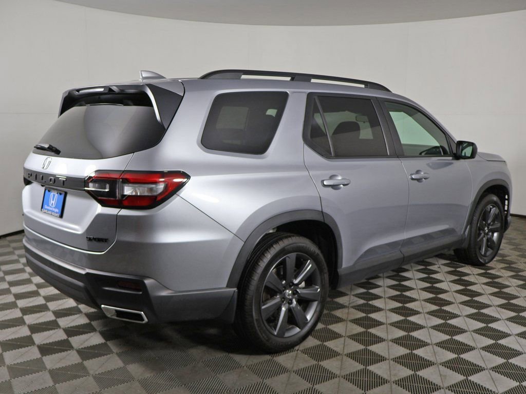 Used 2025 Honda Pilot Sport image 10