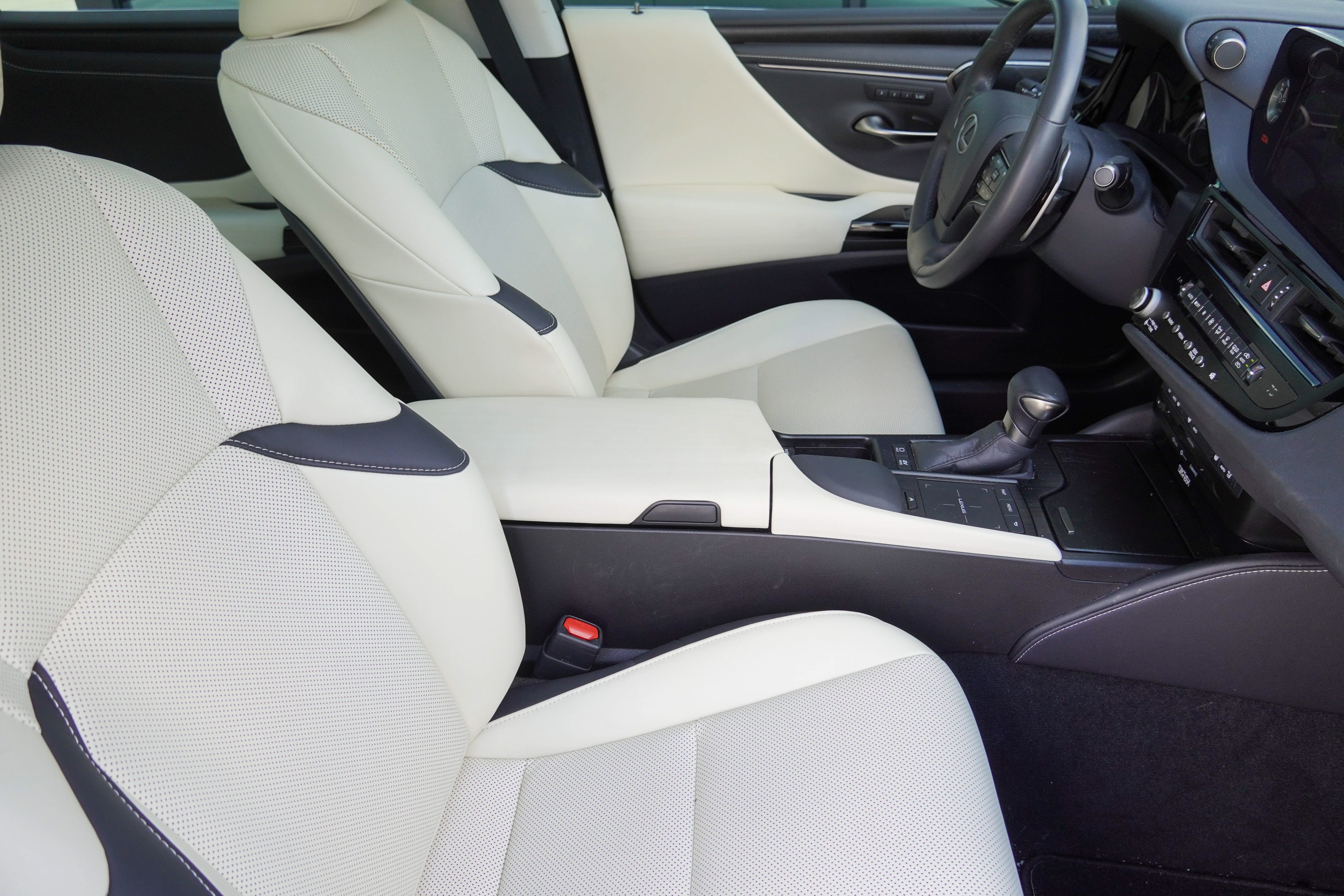 Used 2022 Lexus ES 300h w/ Premium Package FWD image 11