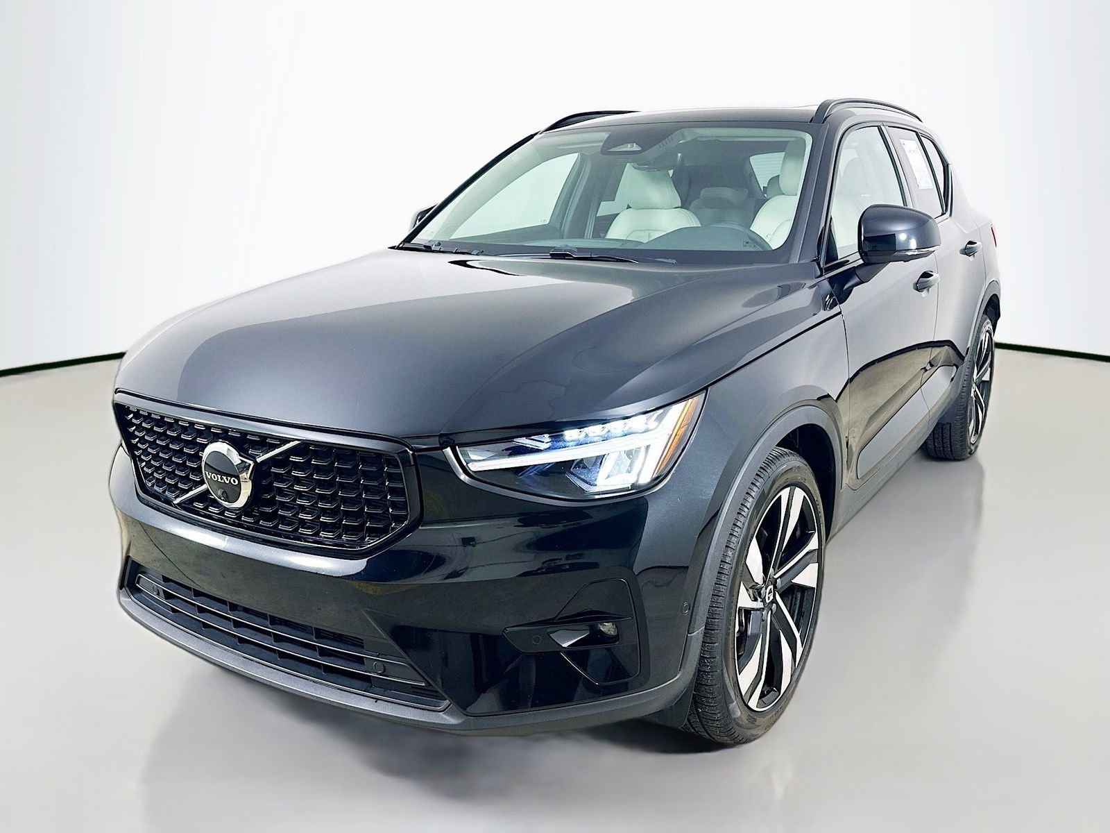Used 2023 Volvo XC40 B5 Plus w/ Driver Assist Package AWD/4WD video 1