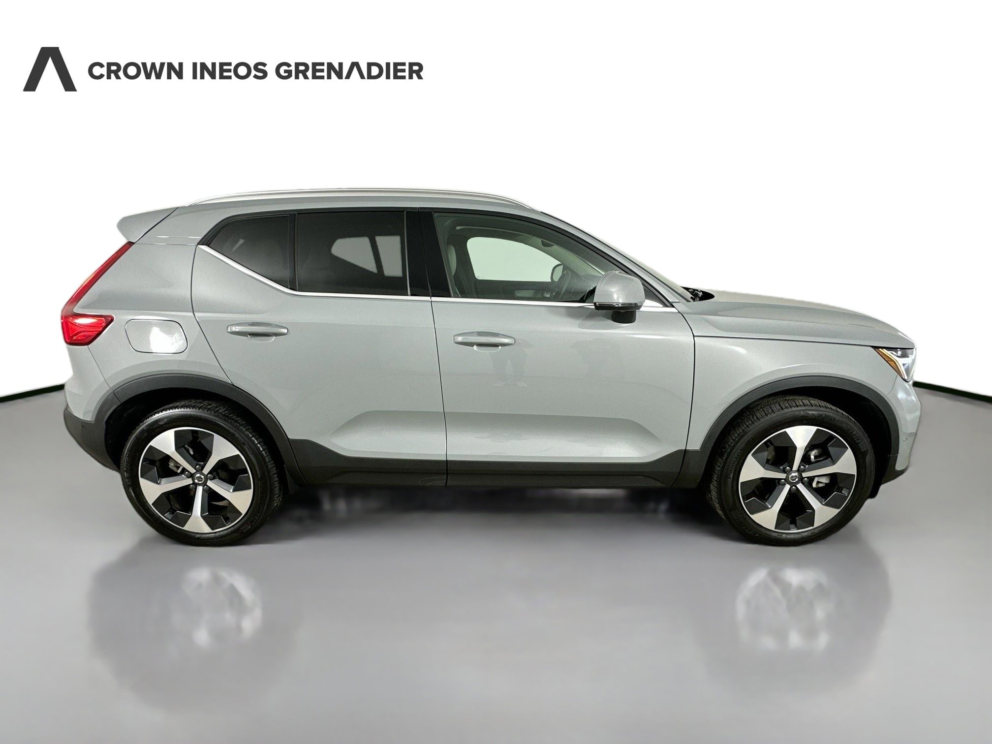 Used 2024 Volvo XC40 B5 Plus AWD/4WD image 4