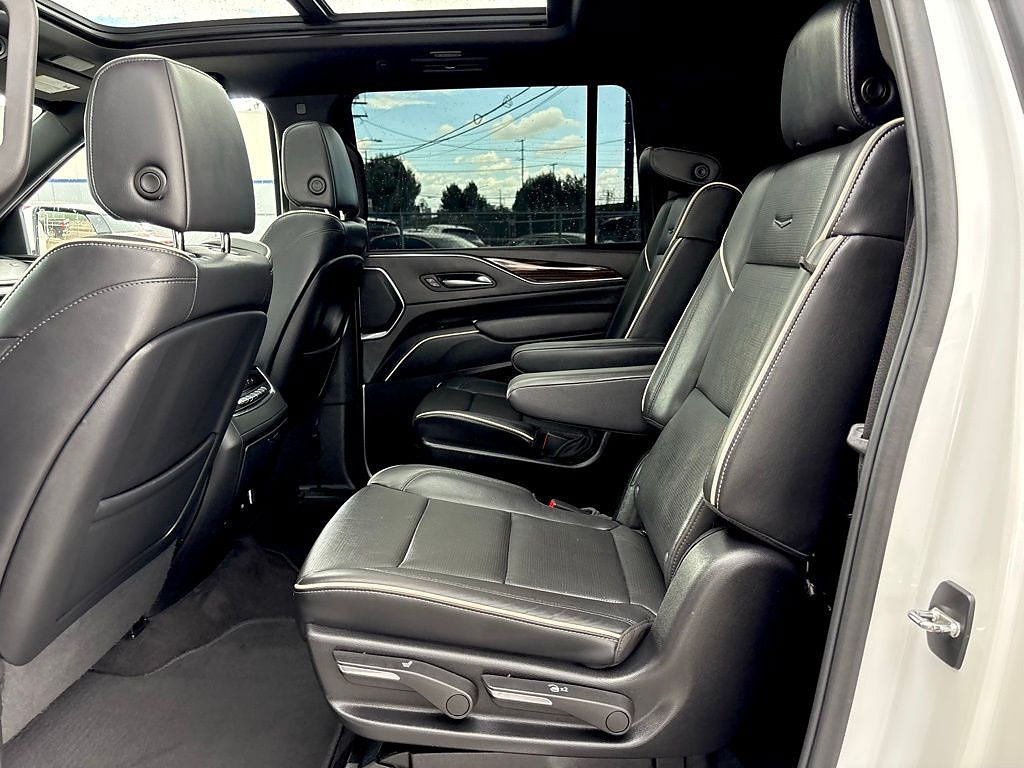 Used 2024 Cadillac Escalade ESV Premium Luxury AWD/4WD image 14