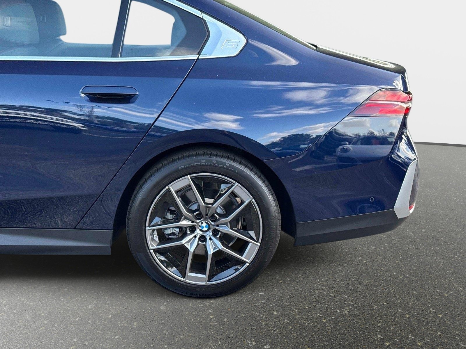 Used 2026 BMW 530i xDrive AWD/4WD image 15