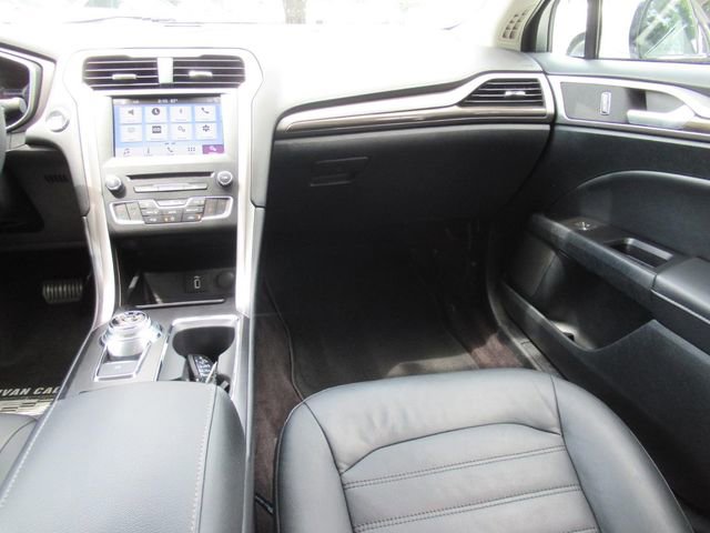 Used 2017 Ford Fusion SE w/ Fusion SE Technology Package FWD image 13