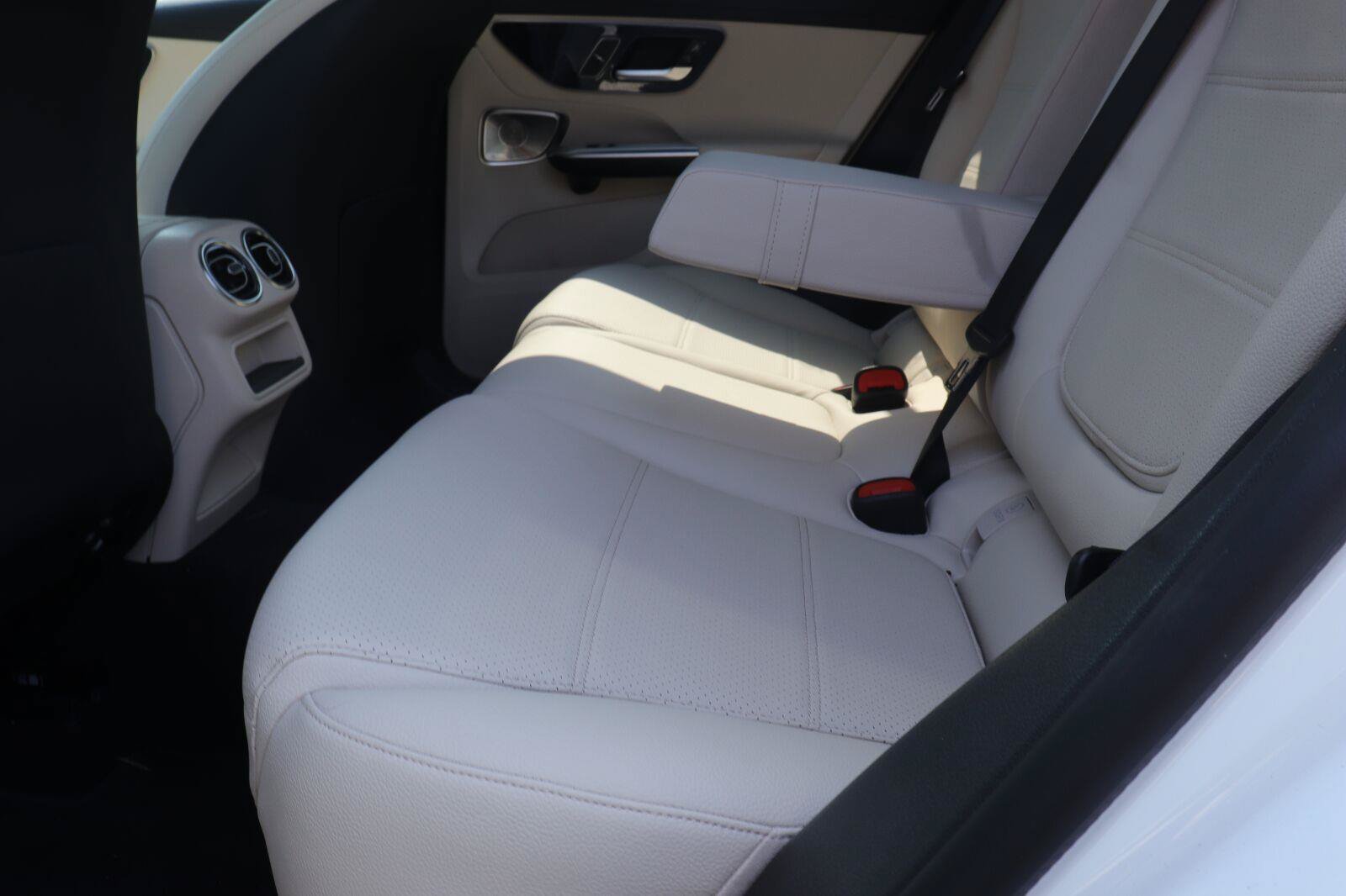 Used 2024 Mercedes-Benz GLC 300 4MATIC image 13