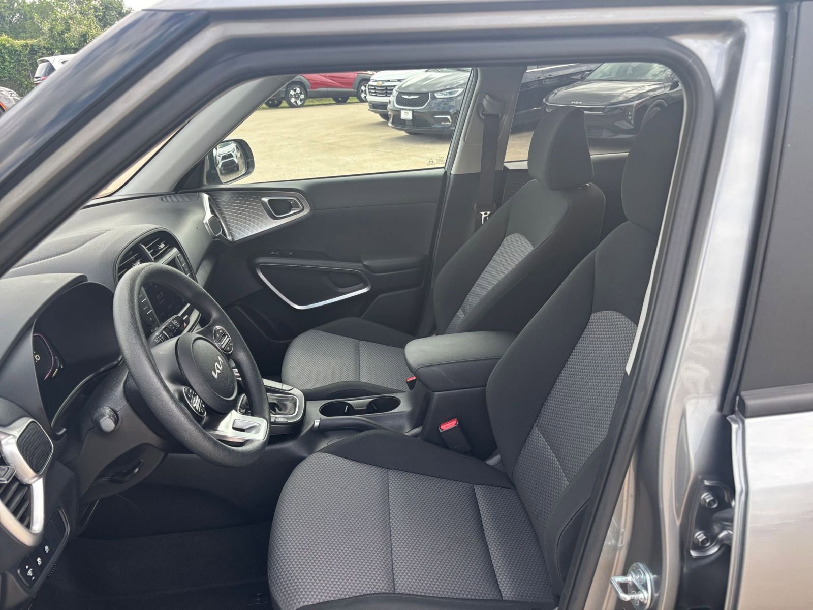 Used 2025 Kia Soul LX w/ LX Technology Package FWD image 24